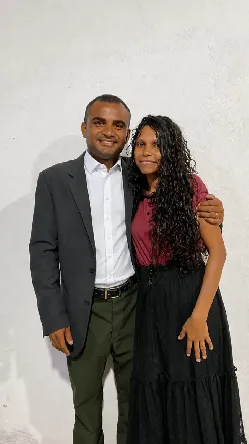 Após superar a dor da separação, cantor Ivanilson oficializa casamento com Clarisse.