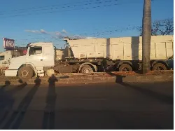 Motorista de carreta fica ferido ao se chocar com radar após manobra para escapar de batida frontal na Castelo Branco em Sete Lagoas