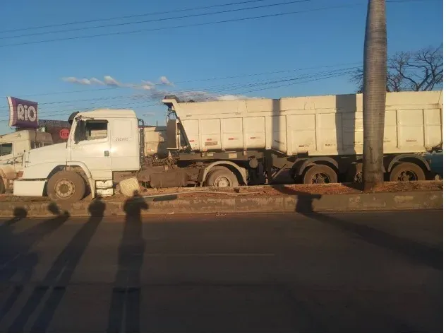 Motorista de carreta fica ferido ao se chocar com radar após manobra para escapar de batida frontal na Castelo Branco em Sete Lagoas