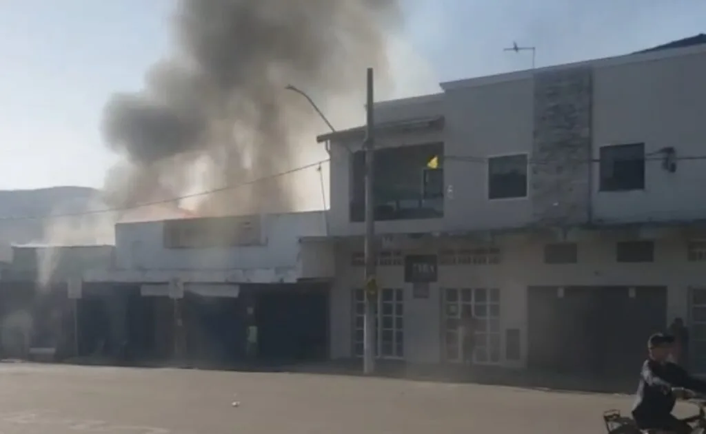 Incêndio atinge residências e comércios no bairro Orozimbo Macedo, em Sete Lagoas