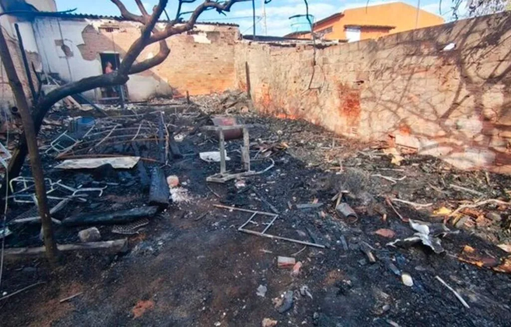 Incêndio atinge residências e comércios no bairro Orozimbo Macedo, em Sete Lagoas