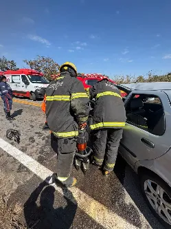 Colisão frontal na MG-238 deixa cinco feridos, incluindo bebê e criança, em Inhaúma