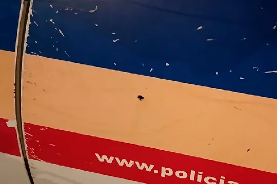 Homem atira contra policiais e foge após tentar atropelar viatura em Sete Lagoas