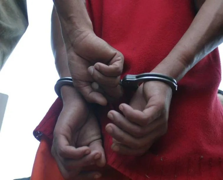 Adolescente foge de moto, bate em muro e é apreendido em Sete Lagoas