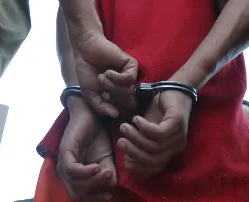 Adolescente foge de moto, bate em muro e é apreendido em Sete Lagoas