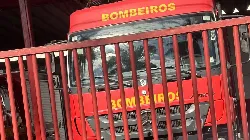 Carreta carregada com carvão pega fogo na BR-040, em Sete Lagoas