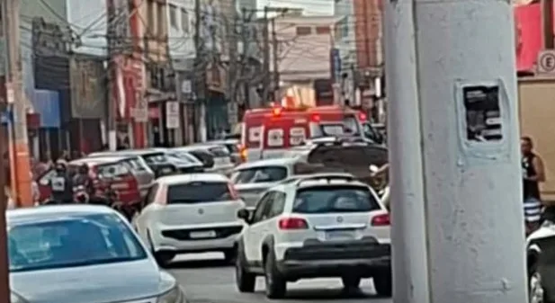 Carro desgovernado atinge pedestres e invade loja no centro de Sete Lagoas
