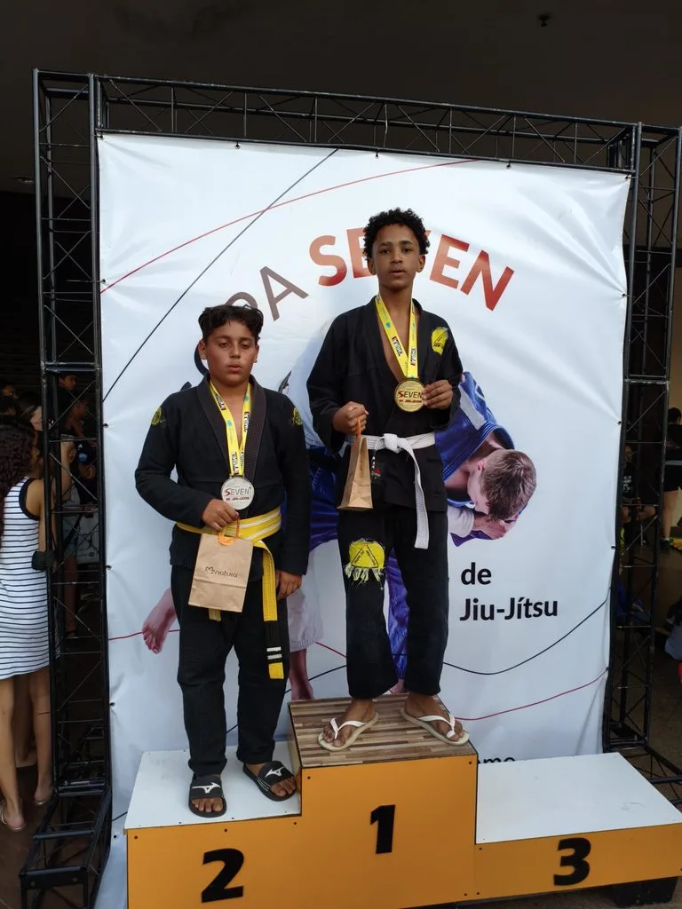Academia de Sete Lagoas conquista 12 medalhas em copa de jiu-jitsu no fim de semana