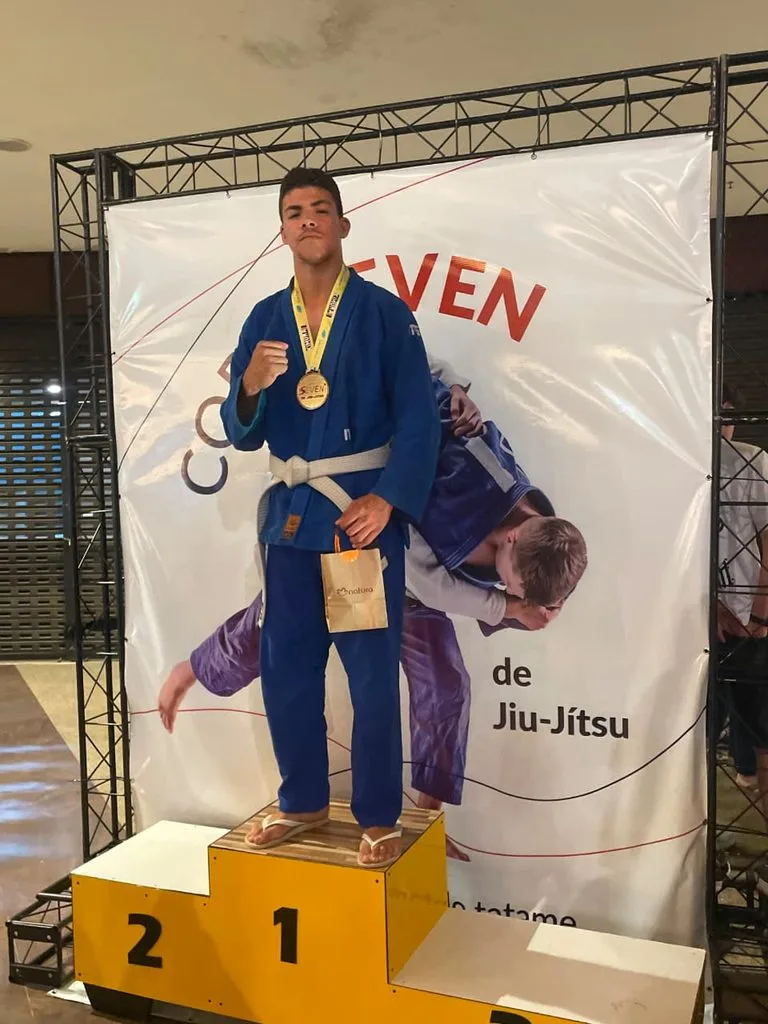Academia de Sete Lagoas conquista 12 medalhas em copa de jiu-jitsu no fim de semana