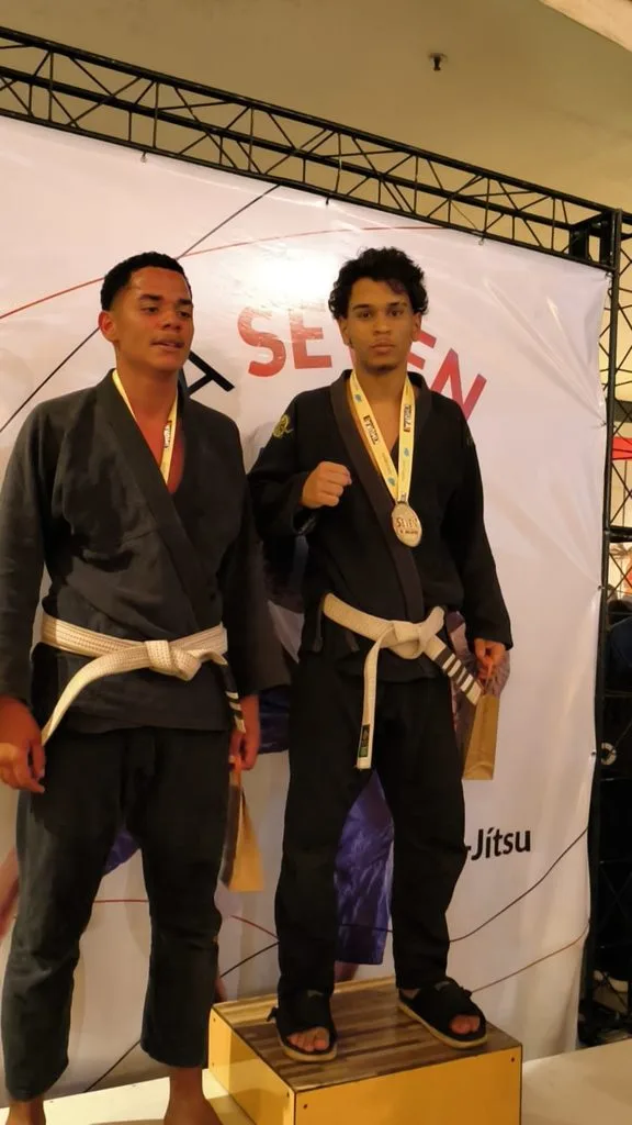 Academia de Sete Lagoas conquista 12 medalhas em copa de jiu-jitsu no fim de semana
