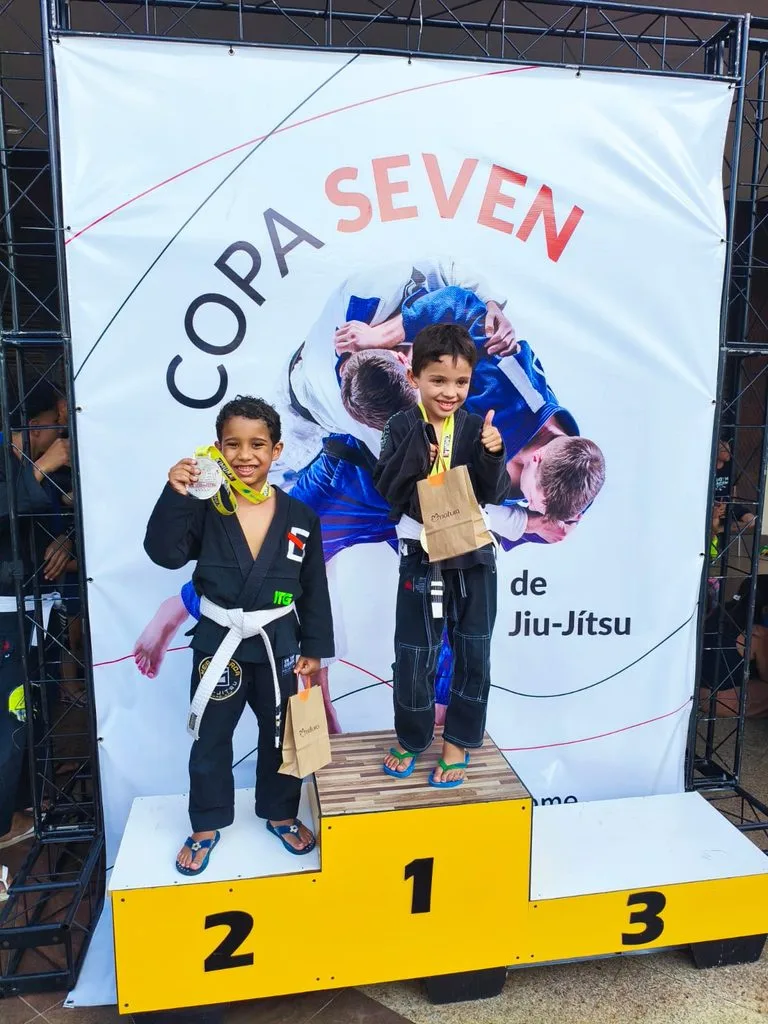 Academia de Sete Lagoas conquista 12 medalhas em copa de jiu-jitsu no fim de semana