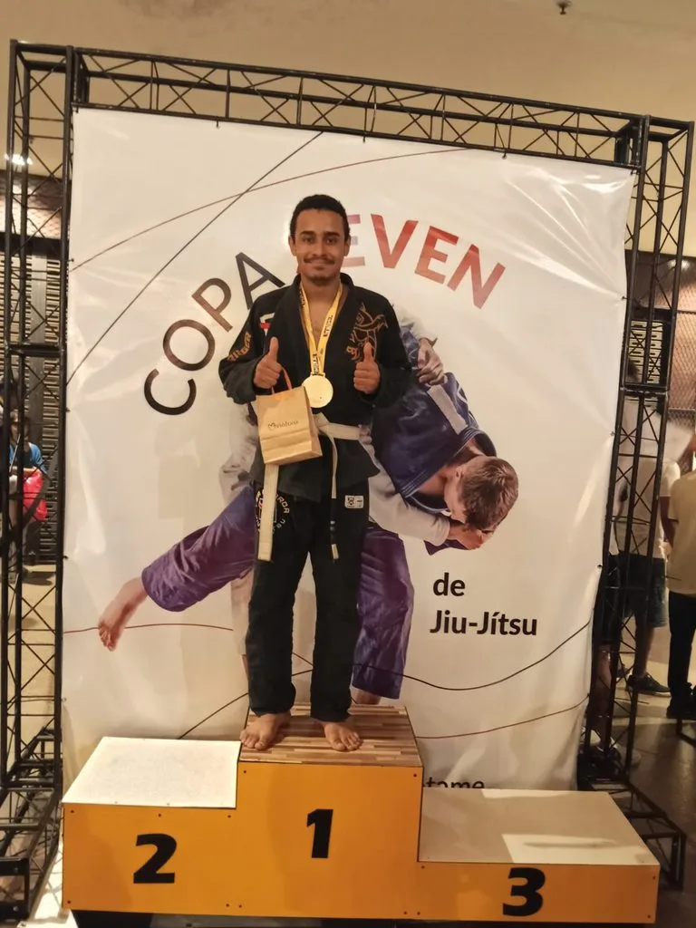 Academia de Sete Lagoas conquista 12 medalhas em copa de jiu-jitsu no fim de semana