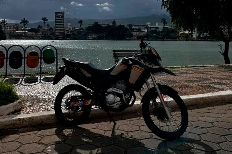 Motociclista tem Honda XRE 300 roubada no bairro Canaã, em Sete Lagoas