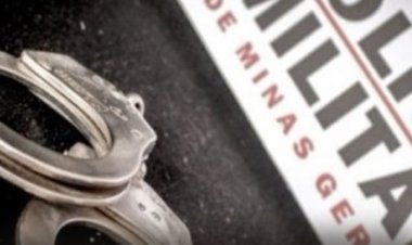 Polícia apreende drogas em matagal e na boca do suspeito, em Pedro Leopoldo