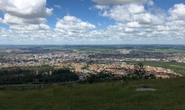 Rapaz e moça dentro de carro próximo a rampa de voo livre da Serra de Santa Helena são surpreendidos por assaltantes, em Sete Lagoas