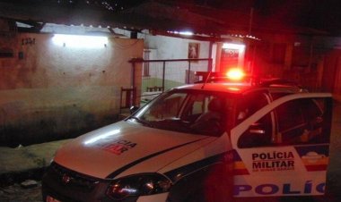 Homem mata esposa a facadas e se joga na frente de carreta no interior de Minas
