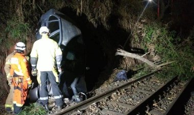 Motorista fica ferido após carro capotar e cair em linha férrea de Pedro Leopoldo