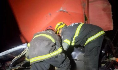 Carreta tomba, atinge carros e mata agente funerário e duas crianças na BR-267, em MG