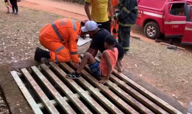 Bombeiros resgatam criança com perna presa em gradeado