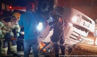 Motorista fica preso na cabine após caminhão de café tombar