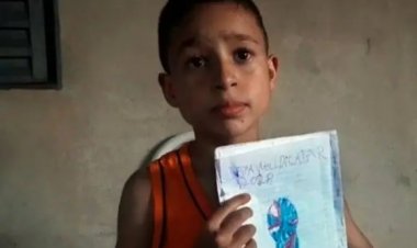 Sem dinheiro para figurinhas, menino desenha álbum da Copa do Mundo