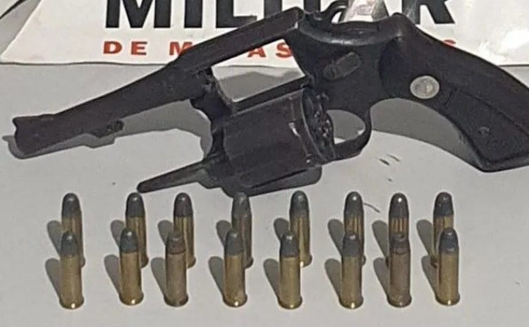 Homem armado tenta fugir da polícia, invade casa empurrando moradora e acaba preso em Sete Lagoas