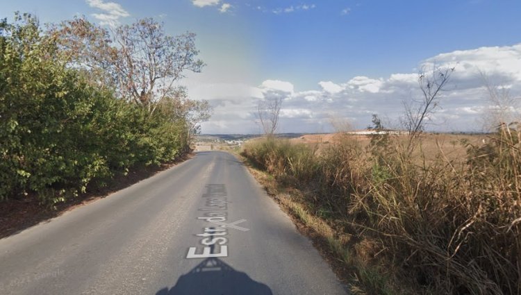 Carro bate em cerca após rodar na pista na estrada Lapa Vermelha em Pedro Leopoldo