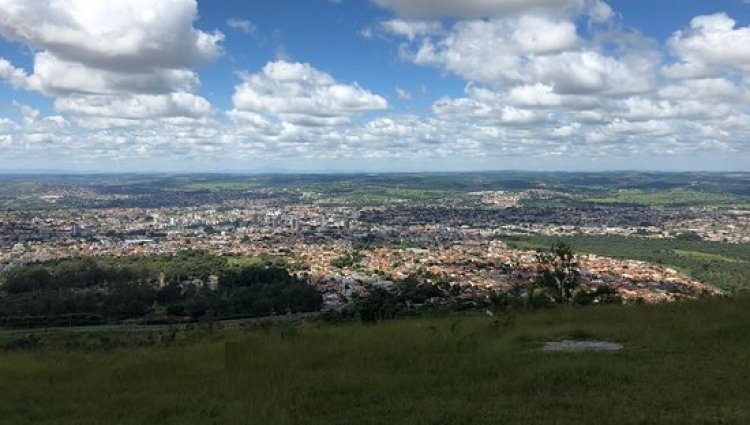 Rapaz e moça dentro de carro próximo a rampa de voo livre da Serra de Santa Helena são surpreendidos por assaltantes, em Sete Lagoas