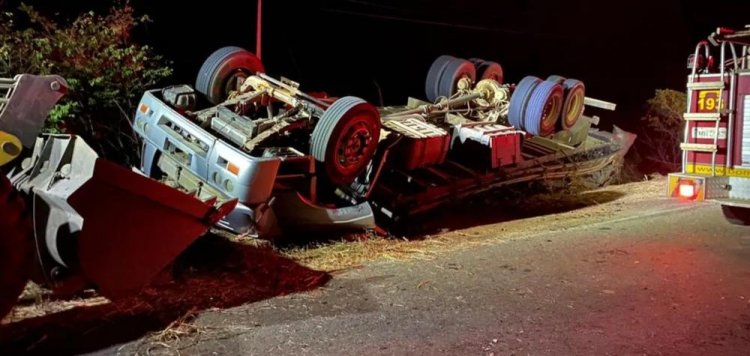 Motorista fica ferido após caminhão capotar em rodovia no norte de Minas