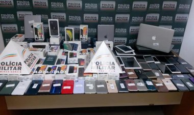 Homens fazem funcionários reféns e roubam celulares em loja