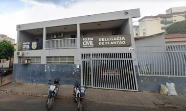 Idoso é flagrado fazendo sexo dentro de carro em plena luz do dia em Minas