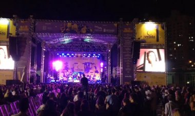 Travesti corta pescoço de homem durante a Virada Cultural em BH