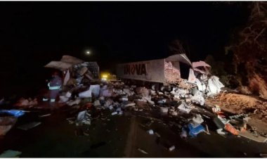 Batida entre caminhão de mudança e carreta mata três pessoas em Minas