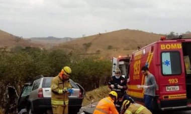 Idoso morre e adolescente fica ferido em acidente entre carro e caminhão na rodovia MGC-120