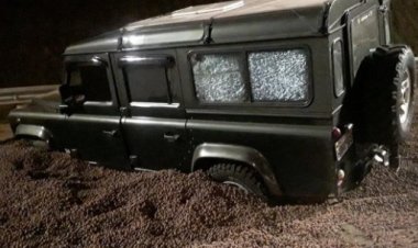 Veículo 4X4 fica atolado após entrar na área de escape do Anel Rodoviário em BH