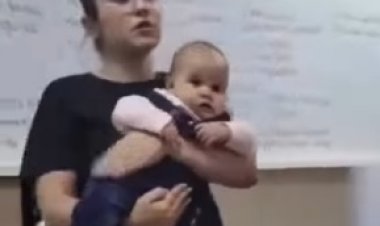 Professora dá aula enquanto acalma bebê de aluna