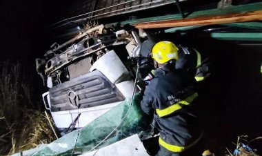 Acidente com cegonheira deixa uma pessoa morta e outra ferida na BR-135, em Minas