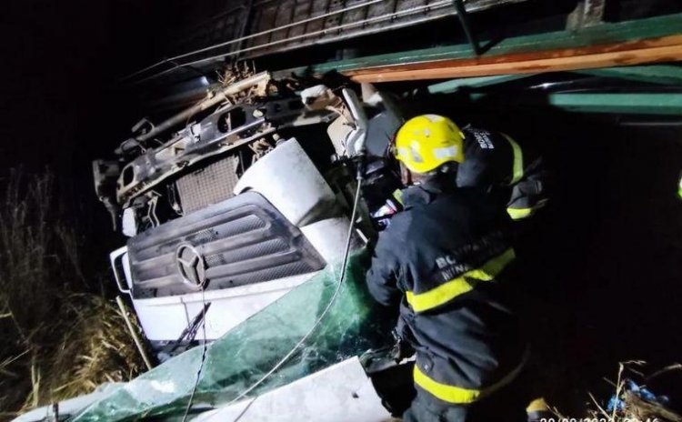 Acidente com cegonheira deixa uma pessoa morta e outra ferida na BR-135, em Minas