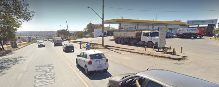 Motociclista para debaixo de carro em acidente na MG-424 em Matozinhos