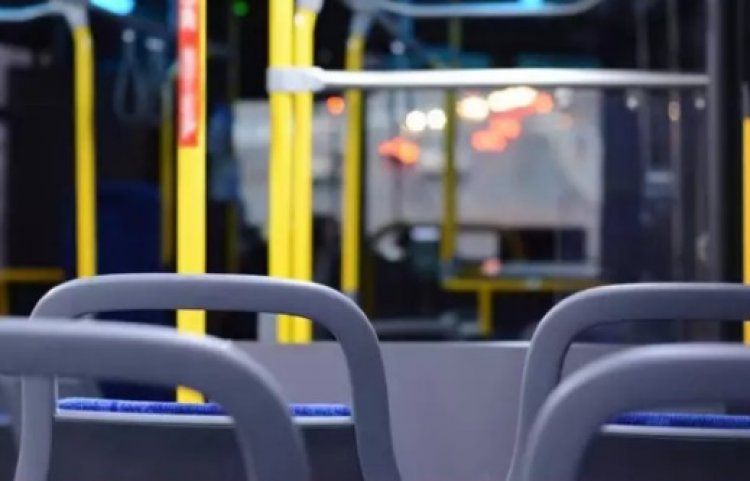 Homem passa as mãos em lutadora dentro de ônibus e apanha