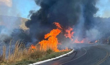 Acidente entre carretas deixa um morto e dois feridos na BR-251, em Minas