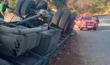 Homem fica ferido após carreta tombar na BR-381, na Grande BH