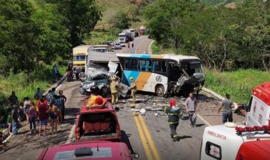 Batida entre ônibus e caminhão deixa um morto e 24 feridos em Minas Gerais