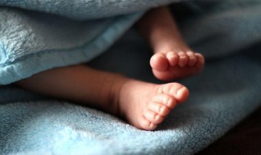 Bebê de dois meses morre esmagado pela mãe, que dormiu enquanto o amamentava