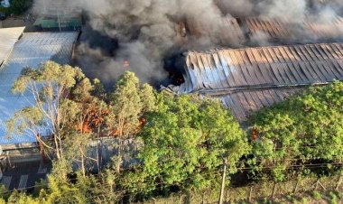 Incêndio de grandes proporções atinge fábrica de reciclagem em Pedro Leopoldo