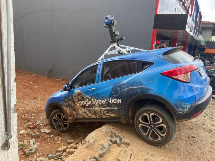 Carro do Google Street fica "perdido" em Lagoa Santa e cai em buraco
