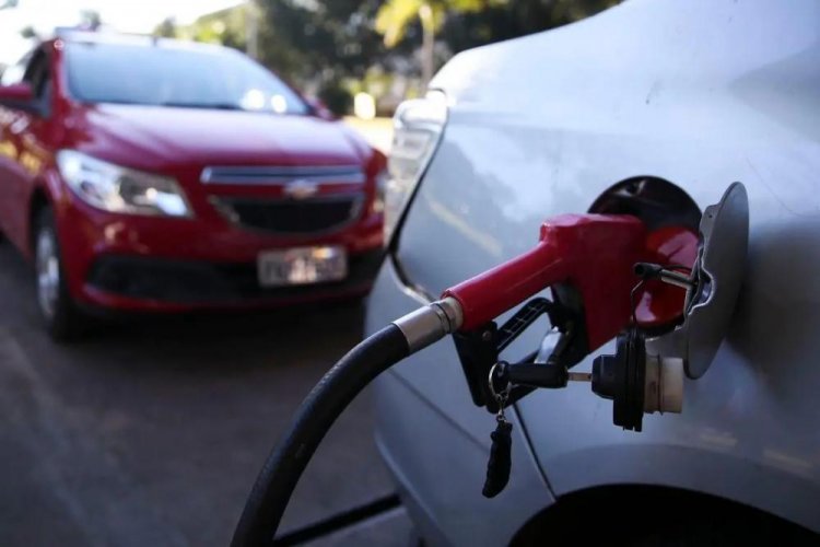 Gasolina volta a subir nos postos após 15 semanas de queda