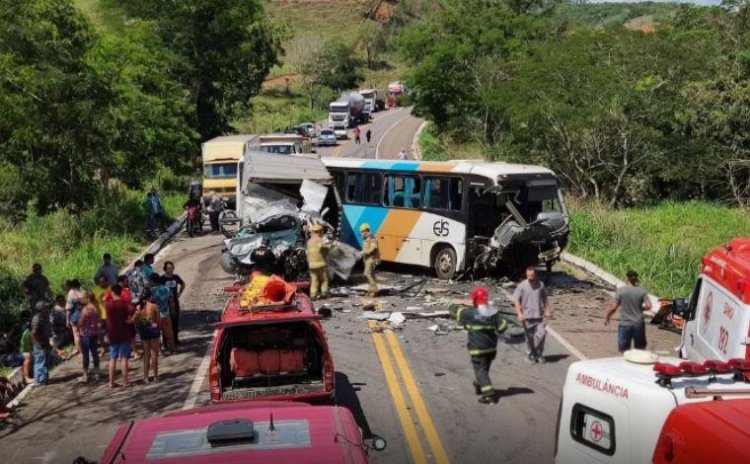 Batida entre ônibus e caminhão deixa um morto e 24 feridos em Minas Gerais