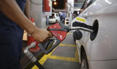 Apesar do valor estar congelado para as refinarias, gasolina volta a subir nos postos