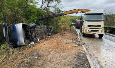Acidente com ônibus deixa mortos e feridos na BR-251, em MG
